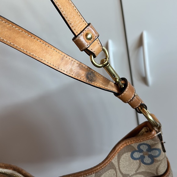 COACH Peyton Signature Clover Hobo/Crossbody bag - Picture 9 of 15
